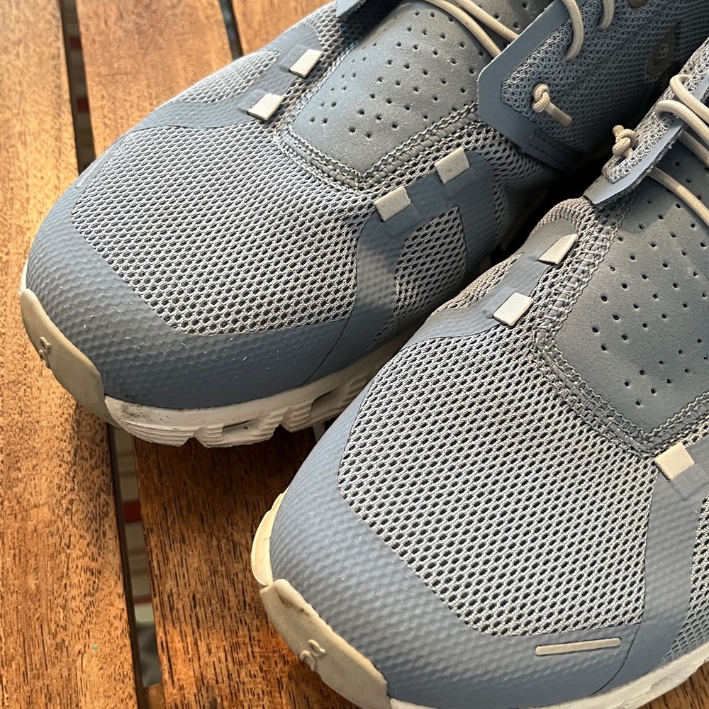 On Cloud 6 gently worn men’s sneakers in Chambray/White Sz 10.5 - Picture 2 of 9